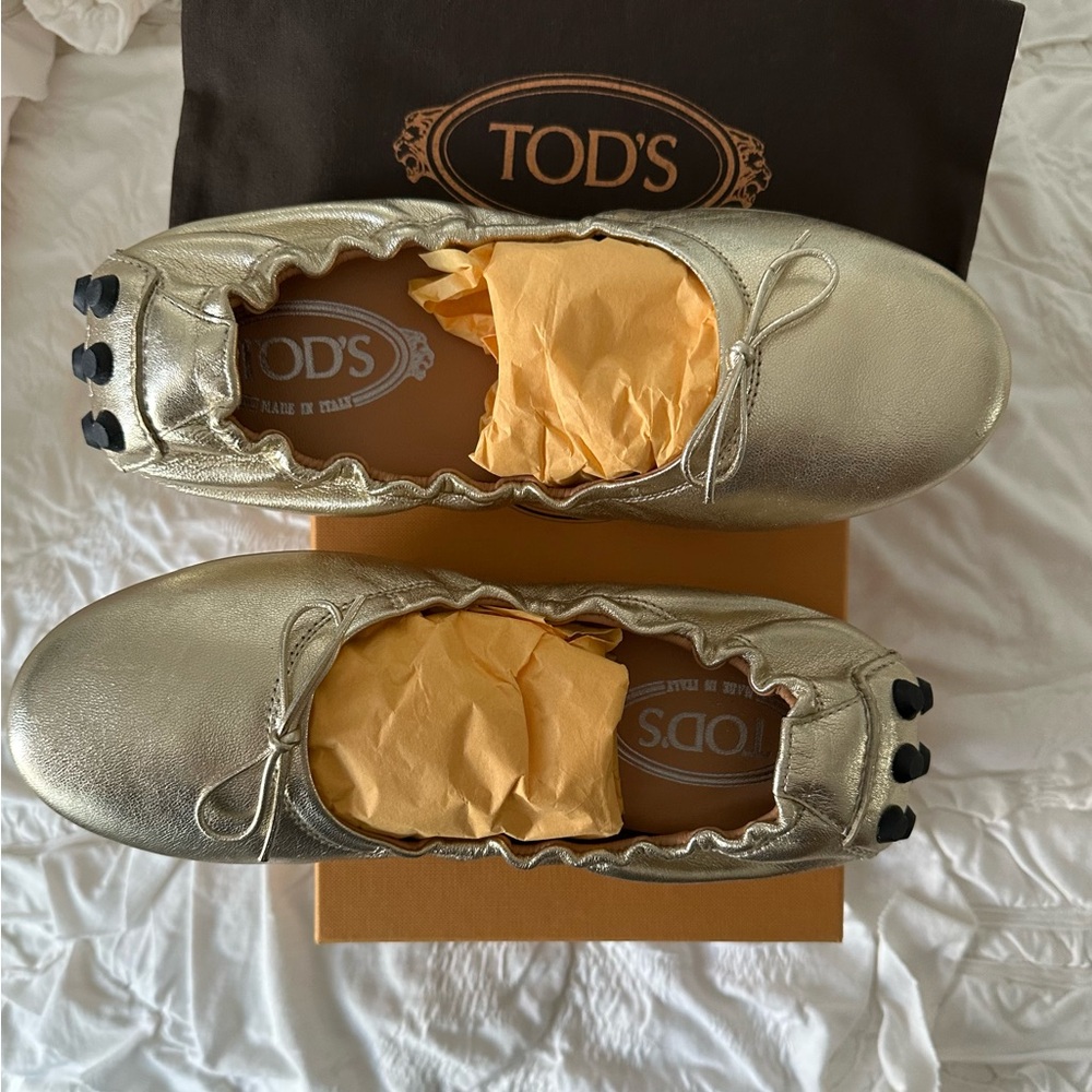 NWT Tod’s gold moccasin driving shoe size 37.5